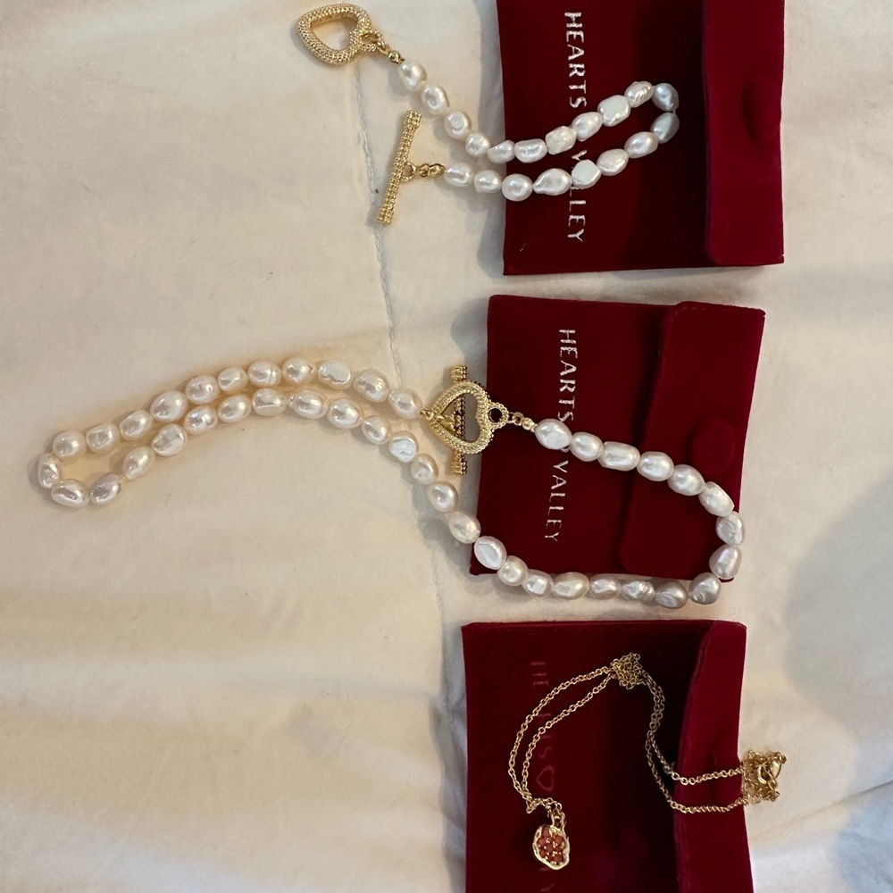 2 necklace pearl and pomegranate,1 pearl bracelet